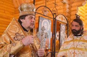 Епископ Петергофский Маркелл совершил Божественную литургию в храме святых Константина и Елены