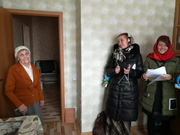 Радость Пасхи в дома пожилых прихожан принесли участники молодежного клуба "Космос"