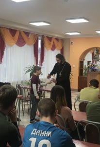 Настоятель нашего храма поздравил воспитанников детского дома № 167 с Рождеством.